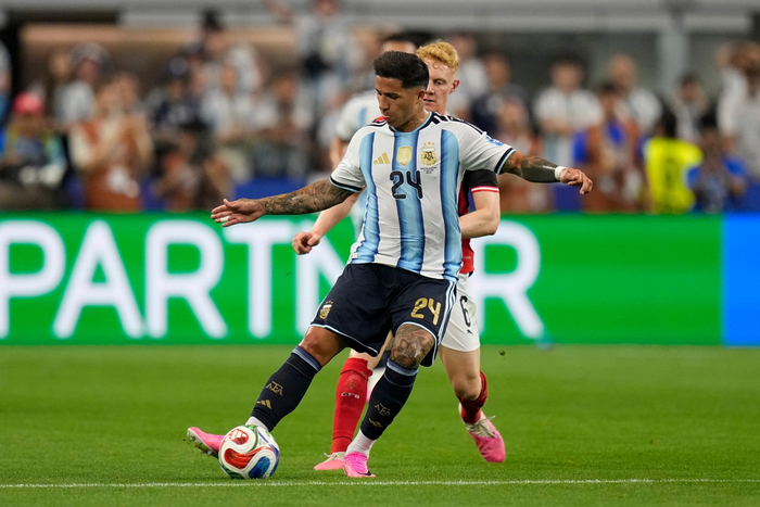 Enzo Fernandez (số 24) trong màu áo đội tuyển Argentina tại World Cup 2026. Ảnh: AP