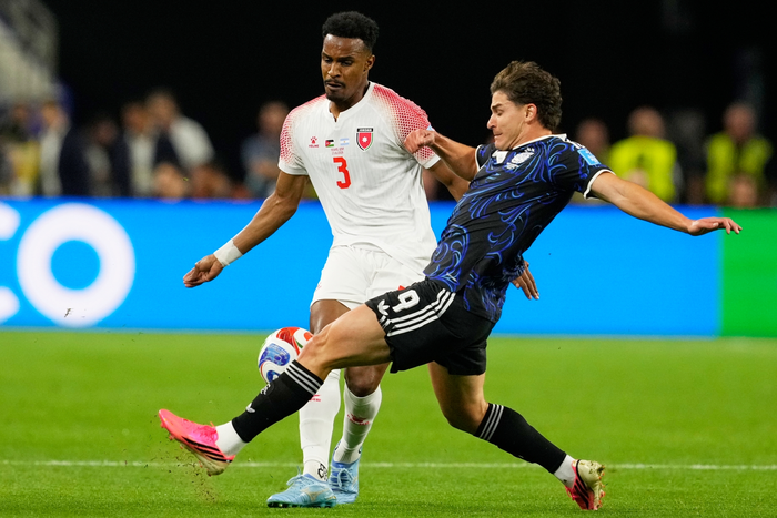 Barca ra "tối hậu thư" thương vụ Julian Alvarez (số 9, Argentina). Ảnh: AP 