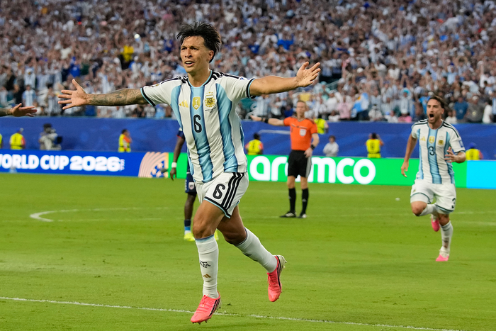  Lisandro Martinez nâng tỷ số lên 2-1 cho Argentina. Ảnh: AP