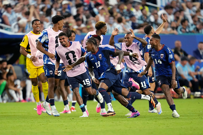  Các cầu thủ Cape Verde mừng bàn thắng gỡ hòa 2-2. Ảnh: AP