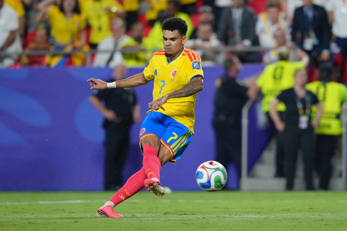 Tiền đạo Luis Diaz (Colombia) dứt điểm. Ảnh: AP 