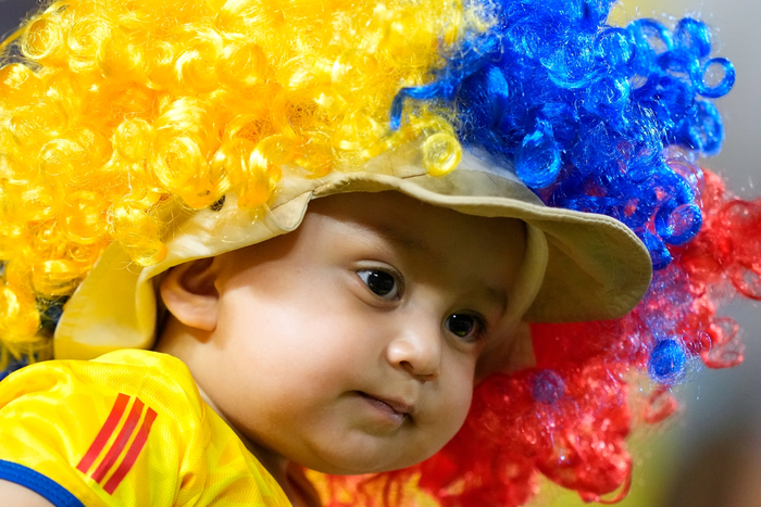 Một cổ động viên "nhí" của Colombia trên khán đài. Ảnh: AP