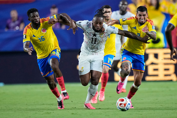  Ngôi sao được kỳ vọng nhất bên phía Ghana - Antoine Semenyo (số 11) trong một tình huống tranh chấp bóng với Jefferson Lerma (số 16) và Daniel Munoz (số 2) của Colombia. Ảnh: AP 