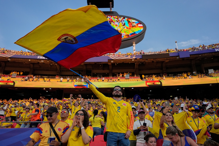  Niềm vui của các cổ động viên Colombia. Ảnh: AP 
