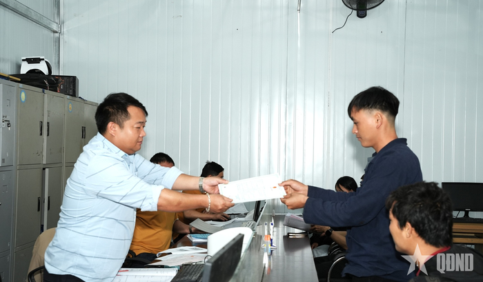  Chuyên viên Trung tâm Phục vụ hành chính công xã Sơn Vĩ trao kết quả giải quyết thủ tục hành chính cho người dân. 