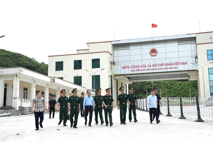 Các đồng chí lãnh đạo tăng cường xuống cơ sở kiểm tra, kịp thời chỉ đạo giải quyết những khó khăn, vướng mắc. 