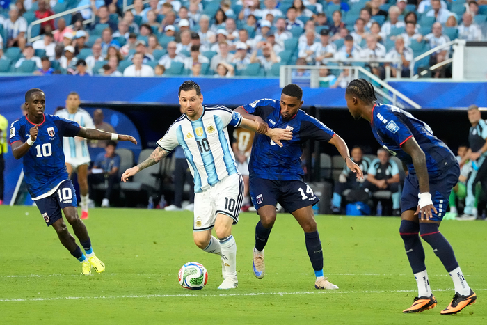 Messi và các đồng đội ở Argentina giành quyền vào vòng 1/8 khá nhọc nhằn. Ảnh: AP