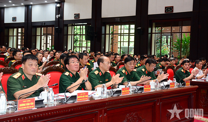 Thủ trưởng Bộ Quốc phòng, Bộ Tổng Tham mưu và các đại biểu dự hội nghị.