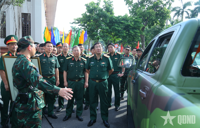 Thượng tướng Phạm Hoài Nam và các đại biểu tham quan sản phẩm công nghiệp quốc phòng.