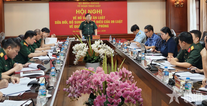 Thiếu tướng Nguyễn Việt Dũng, Cục trưởng Cục Pháp chế Bộ Quốc phòng chủ trì hội nghị.