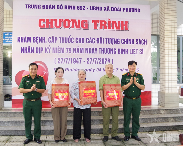 Trung đoàn 692 trao quà tặng đại diện các gia đình chính sách tại địa phương. 