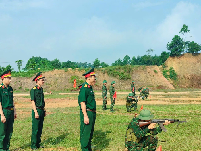 Đại tá Vũ Ngọc Hùng (đứng đầu), Lữ đoàn trưởng Lữ đoàn Tăng thiết giáp 406 kiểm tra chiến sĩ mới thực hành bắn đạn thật. 