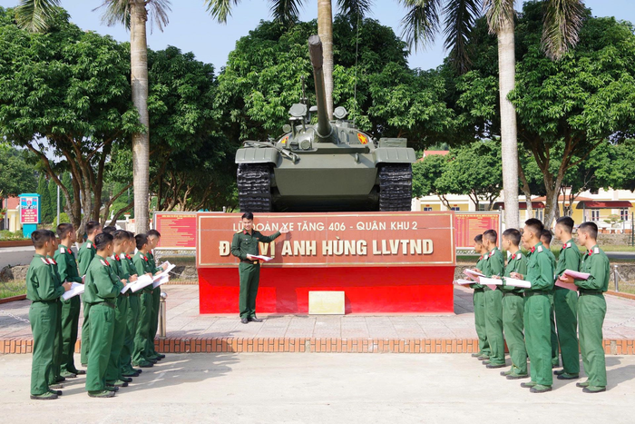 Công tác giáo dục truyền thống được duy trì thường xuyên ở Lữ đoàn Tăng thiết giáp 406. 