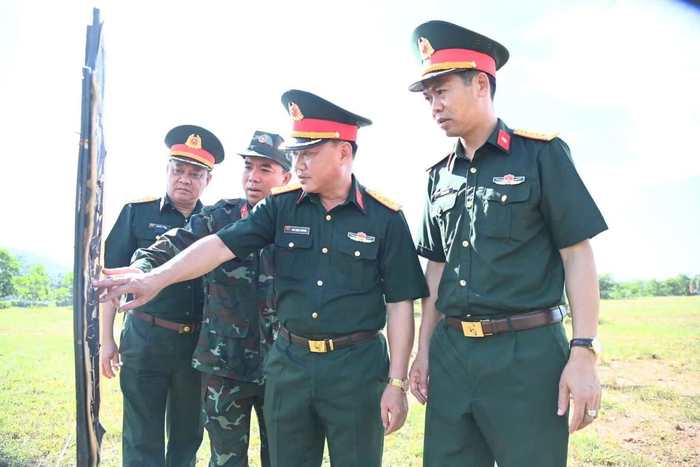 Đại tá Đào Ngọc Phương (thứ hai, bên phải), Phó chủ nhiệm Chính trị Quân khu 2 kiểm tra công tác huấn luyện tại Lữ đoàn Tăng thiết giáp 406.