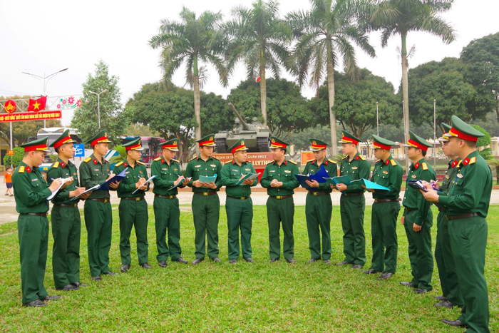 Lãnh đạo, chỉ huy Lữ đoàn Tăng thiết giáp 406 trao đổi, học tập với cán bộ các cấp, tháng 3-2026. 