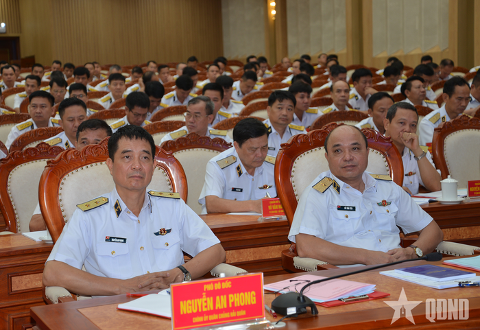 Phó đô đốc Nguyễn An Phong (bên trái) cùng các đại biểu dự hội nghị. 