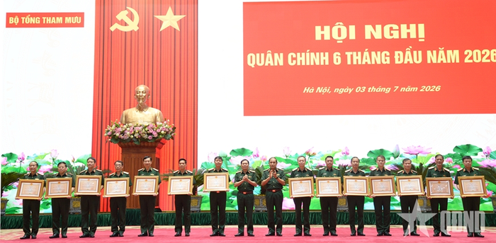 Thủ trưởng Bộ Tổng Tham mưu trao thưởng tặng các tập thể, cá nhân hoàn thành xuất sắc nhiệm vụ 6 tháng đầu năm 2026. Ảnh: qdnd.vn