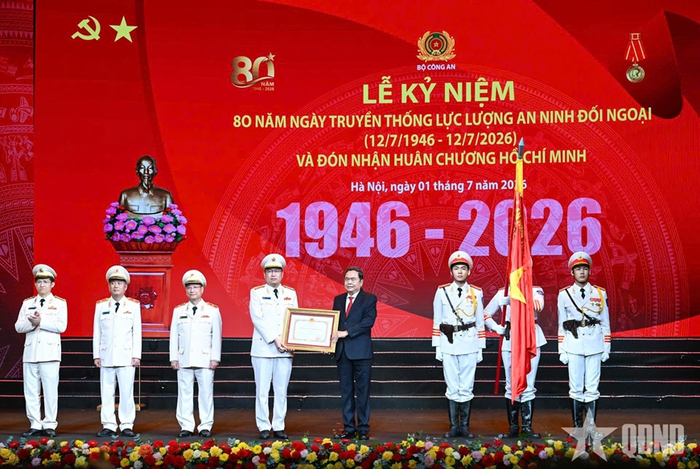  Thay mặt lãnh đạo Đảng, Nhà nước, Chủ tịch Quốc hội Trần Thanh Mẫn đã trao Huân chương Hồ Chí Minh tặng lực lượng An ninh đối ngoại. Ảnh: qdnd.vn 