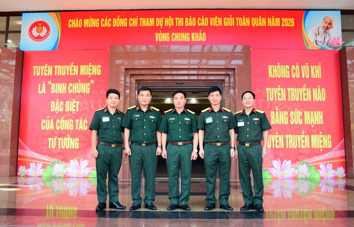 Đại tá Lâm Dũng Tiến (thứ hai, bên phải) cùng lãnh đạo Cục Chính trị Quân khu 2 và các thành viên trong đội tuyển của Quân khu tham gia Hội thi báo cáo viên giỏi toàn quân năm 2026.