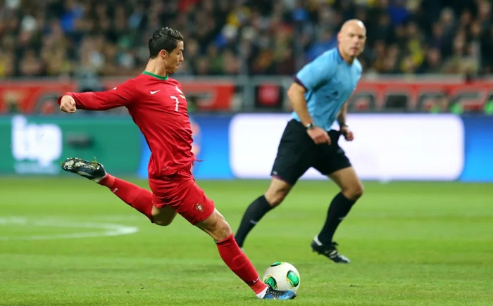 Cựu trợ lý trọng tài Renato Faverani cho biết trận play-off tranh vé dự World Cup 2014 giữa Bồ Đào Nha và Thụy Điển, với sự góp mặt của Cristiano Ronaldo và Zlatan Ibrahimović, là một trong những trận đấu khó điều hành nhất trong sự nghiệp của ông. Ảnh: Getty Images 