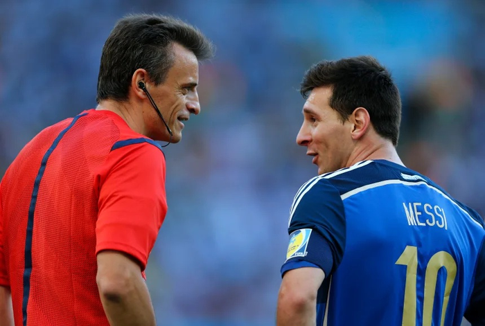 Lionel Messi trao đổi với trợ lý trọng tài Renato Faverani trong trận chung kết World Cup 2014 giữa Đức và Argentina. Ảnh: AP 