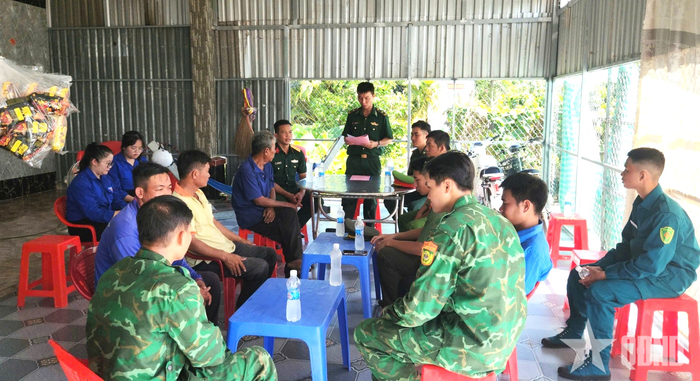  Người dân được Bộ đội Biên phòng hướng dẫn khai thác công nghệ phục vụ sản xuất, kinh doanh. 