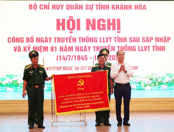 Lãnh đạo Tỉnh ủy Khánh Hòa trao tặng LLVT tỉnh bức trướng mang dòng chữ: “Trung thành vô hạn, chủ động sáng tạo, bám trụ kiên cường, quyết chiến, quyết thắng”. 