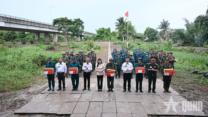 Ban Chỉ đạo diễn tập tỉnh An Giang trao thưởng các lực lượng trực tiếp tham gia thực binh. 