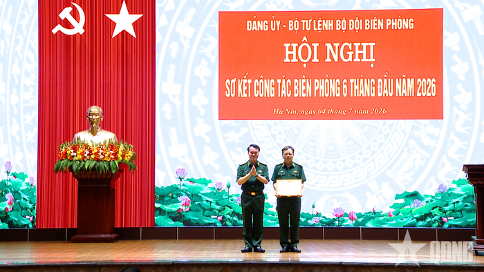 Thừa ủy quyền của Bộ trưởng Bộ Quốc phòng, Trung tướng Vũ Trung Kiên trao Bằng khen của Bộ Quốc phòng tặng Thiếu tướng Nguyễn Văn Thiện, Phó tư lệnh Bộ đội Biên phòng. 
