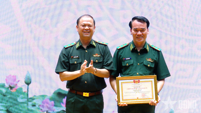 Thừa ủy quyền của Bộ trưởng Bộ Quốc phòng, Trung tướng Nguyễn Anh Tuấn trao danh hiệu Chiến sĩ thi đua toàn quân tặng Trung tướng Vũ Trung Kiên.