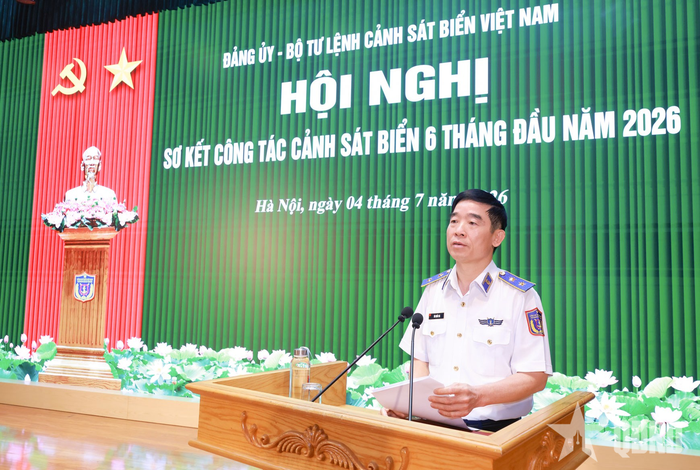 Trung tướng Bùi Quốc Oai, Chính ủy Cảnh sát biển Việt Nam phát biểu tại hội nghị. 