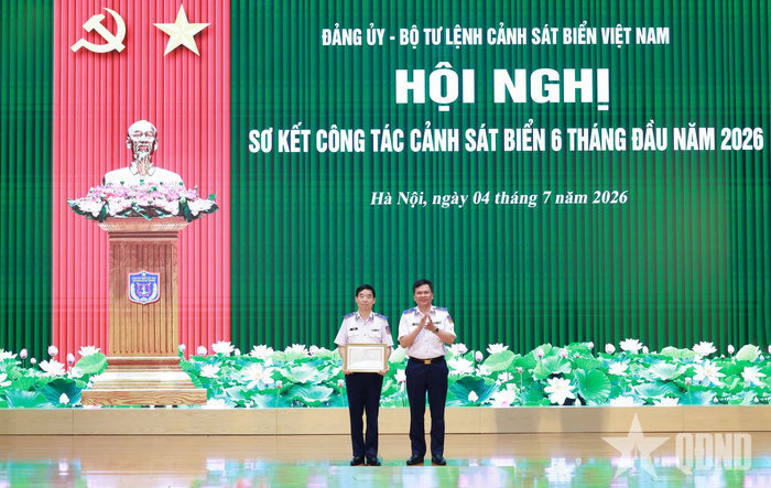 Trung tướng Bùi Quốc Oai nhận bằng khen của Bộ trưởng Bộ Quốc phòng tại hội nghị.