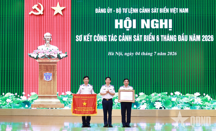 Cục Chính trị Cảnh sát biển Việt Nam nhận Cờ thi đua của Chính phủ và Thiếu tướng Đào Bá Việt, Tư lệnh Vùng Cảnh sát biển 4 nhận bằng khen của Thủ tướng Chính phủ. 