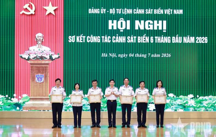Các tập thể và cá nhân của Cảnh sát biển Việt Nam nhận bằng khen của Bộ trưởng Bộ Quốc phòng tại hội nghị. 