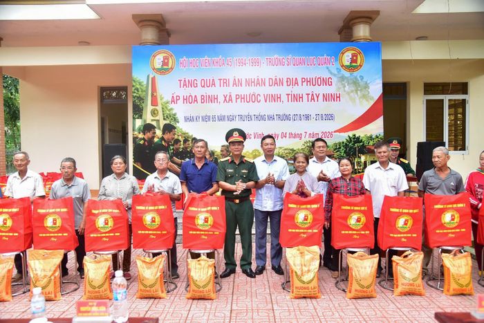 Trao quà tặng các gia đình chính sách, người có công với cách mạng và hộ dân có hoàn cảnh khó khăn trên địa bàn xã Phước Vinh.
