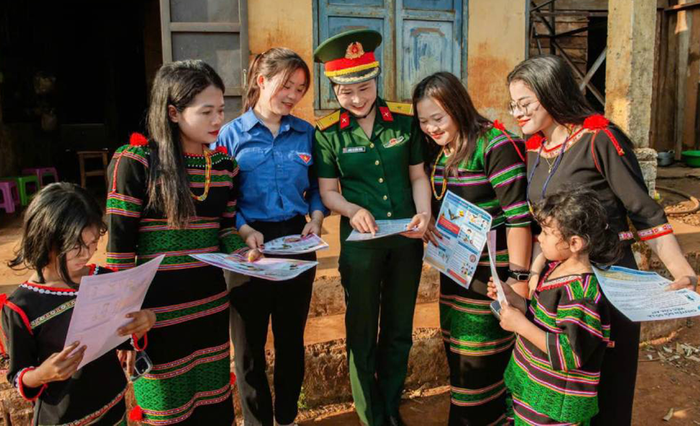 Thiếu tá Roãn Thị Hồng Thắm tuyên truyền kiến thức pháp luật cho người dân trên địa bàn.