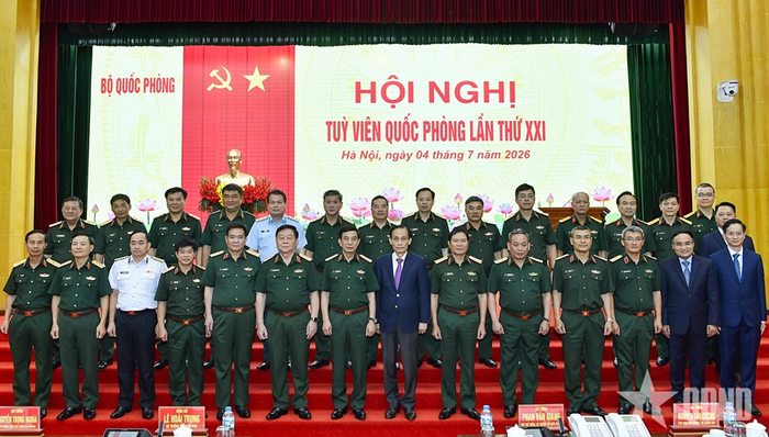  Lãnh đạo Bộ Quốc phòng và lãnh đạo Bộ Ngoại giao chụp ảnh lưu niệm với các đại biểu. 