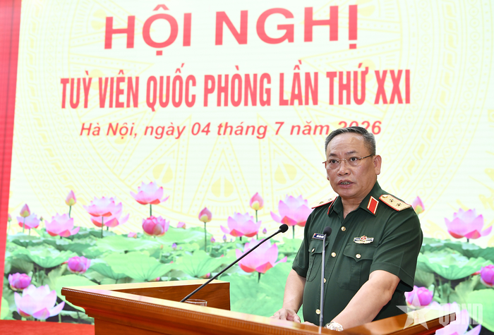  Trung tướng Trần Công Chính, Tổng cục trưởng Tổng cục II báo cáo tại hội nghị. 