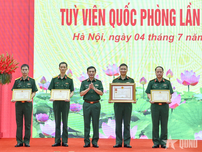  Đại tướng Phan Văn Giang trao thưởng các tập thể và cá nhân có thành tích xuất sắc trong thực hiện nhiệm vụ. 