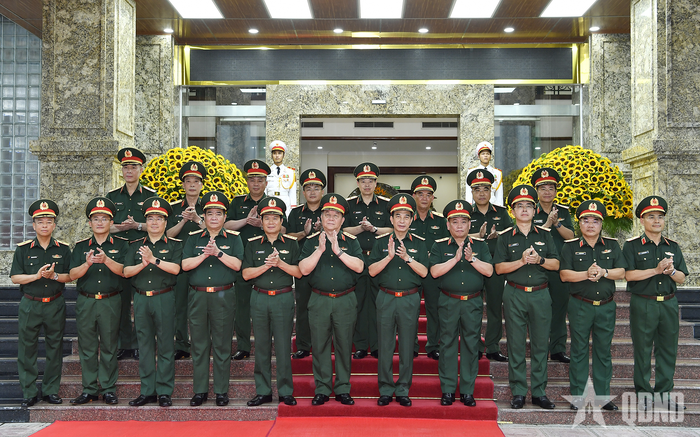  Lãnh đạo Bộ Quốc phòng chụp ảnh lưu niệm với cán bộ, chỉ huy Tổng cục II.