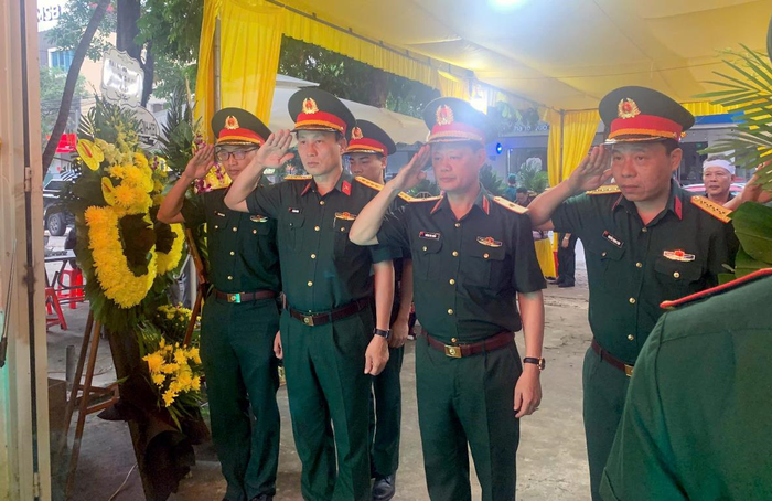Đoàn công tác Bộ tư lệnh Quân khu 4 do Thiếu tướng Hoàng Duy Chiến, Phó tư lệnh Quân khu dẫn đầu đến viếng Anh hùng Lực lượng vũ trang nhân dân Ngô Thị Tuyển.