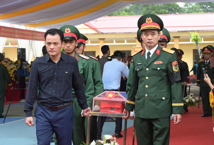 Lãnh đạo tỉnh Lào Cai và Bộ CHQS tỉnh di quan hài cốt các anh hùng liệt sĩ, tháng 6-2026.