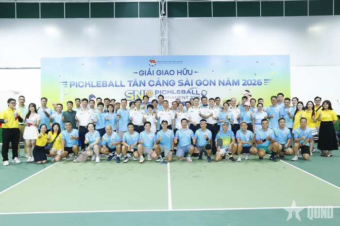 Ban tổ chức chụp hình lưu niệm với vận động viên. 
