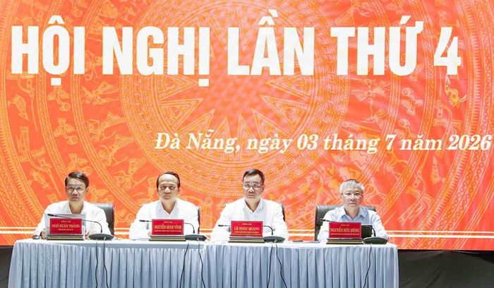 Các đồng chí chủ trì Hội nghị.