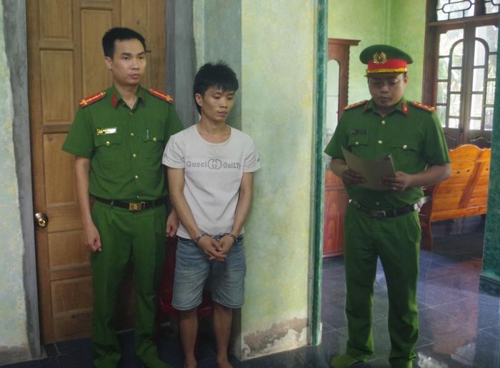 Công an phường Quảng Trị bắt giữ đối tượng Minh.