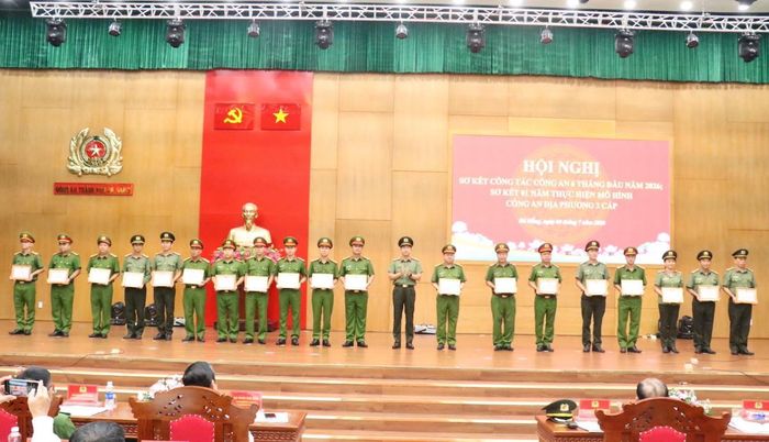 Giám đốc Công an thành phố tặng Giấy khen cho các tập thể thuộc Công an thành phố