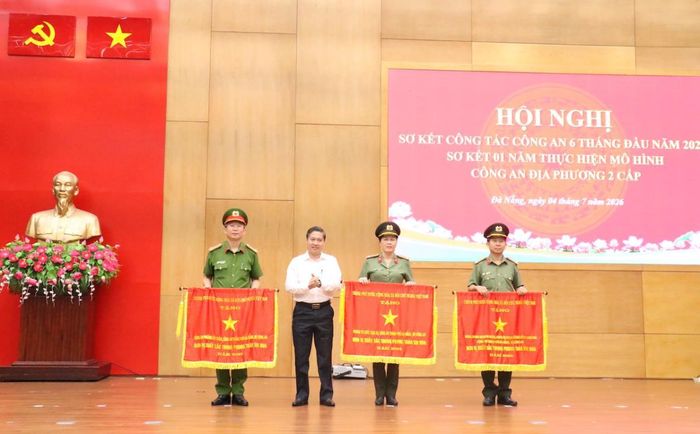 Thừa ủy quyền của Thủ tướng Chính phủ, Phó Chủ tịch UBND thành phố Phan Thái Bình trao Cờ thi đua cho 3 tập thể thuộc Công an thành phố