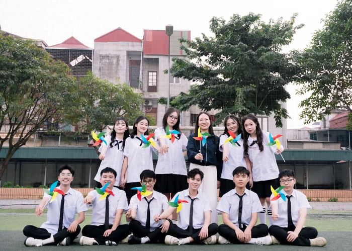 Đăng Nhật (hàng dưới, ngoài cùng bên trái) cùng tập thể lớp 12A1, Trường THPT Quốc Oai - nơi đồng hành cùng nam sinh trong ba năm học THPT.