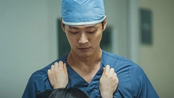 Bộ phim 'The Husband' sẽ được công chiếu vào hôm nay (4/7) lúc 9h20 tối (giờ Hàn Quốc). Bộ phim cũng đánh dấu sự trở lại của khung giờ phim ngắn cuối tuần trên KBS2, sau thời gian gián đoạn, bắt đầu từ khi 'To My Beloved Thief' kết thúc vào tháng Hai. Đối với KBS, bộ phim này là cơ hội để vực dậy khung giờ phát sóng cuối tuần của đài. Bộ phim kết hợp giữa bắt cóc, truy đuổi, chiến tranh tâm lý và sự tan vỡ của một cuộc hôn nhân đầy rắc rối. Thay vì chỉ tập trung vào việc bắt tội phạm, câu chuyện dần dần hé lộ những sự thật ẩn giấu đằng sau một cuộc hôn nhân tưởng chừng bình thường và phơi bày động cơ thực sự của từng nhân vật.