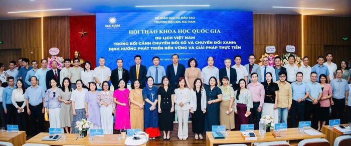 Các đại biểu, nhà khoa học, chuyên gia và đại diện doanh nghiệp chụp ảnh lưu niệm tại Hội thảo khoa học quốc gia về du lịch do Trường Đại học Đại Nam tổ chức.